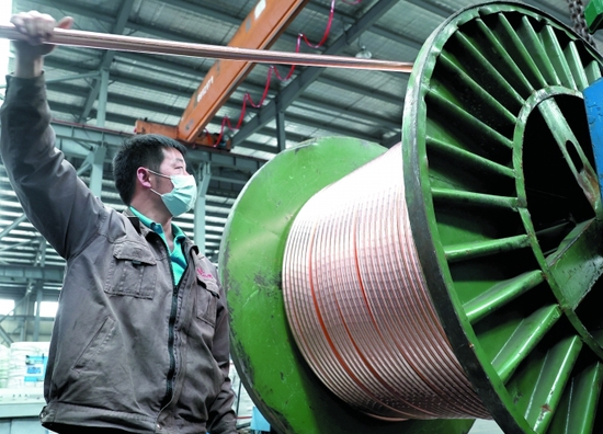 5月1日,工人在上海市金山区张堰镇上海起帆电缆股份有限公司电缆生产