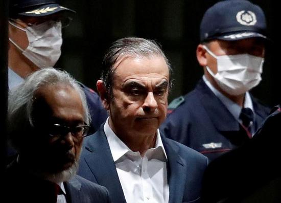 大提琴盒藏身说不实？摄像头拍下戈恩只身离开