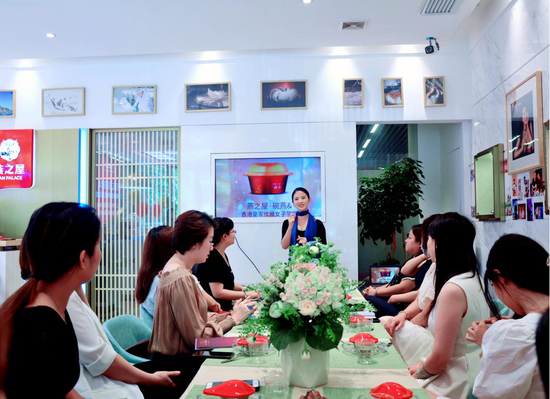 图：学员们听宋飞燕老师讲解形体“秘籍”