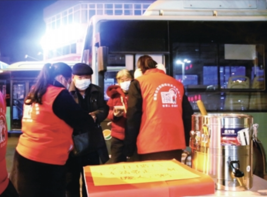 凌晨4点的腊八粥：给候车乘客送去冬日的温暖