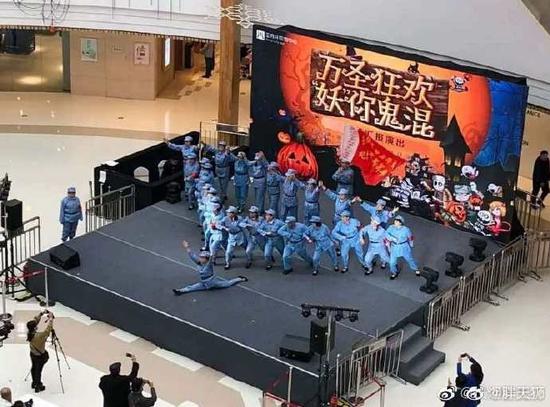 哈尔滨王府井商场万圣节穿红军服装表演引质疑 商场回应:正调查