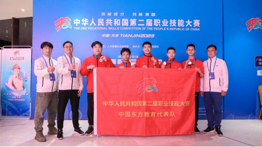 中国东方教育获奖学子合影