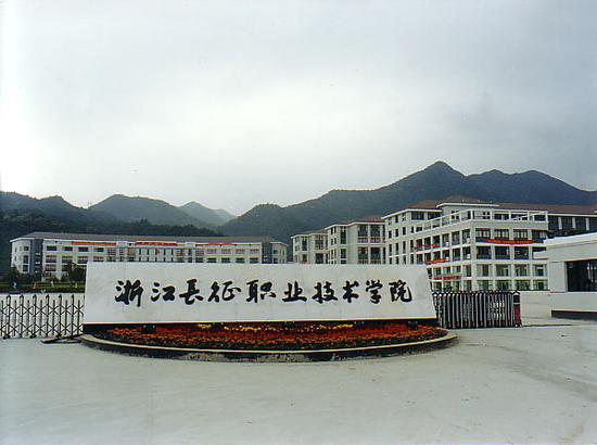 嘉宏教育现在面临的问题是招生人数的下降:精益中学上半年入学人数