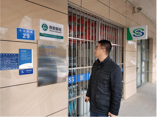 支行行长现场跟进核实张贴情况