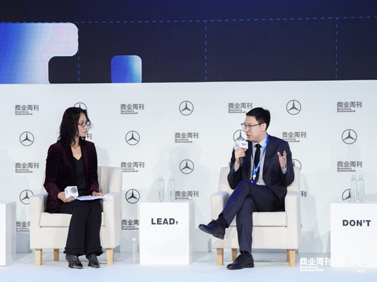 左：《商业周刊》播客《总之》主理人 王芳；右：国际关系学院国际政治系美国问题专家 孙冰岩