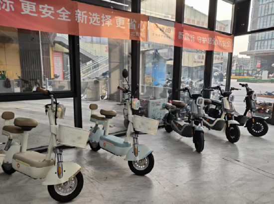  （某雅迪专卖店的新款电动自行车）