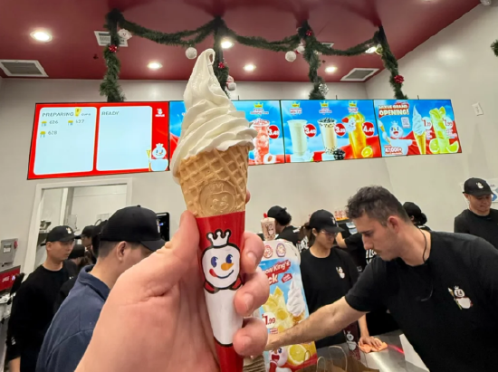 火山视频:完美一卡通回收-现场直击：平安夜，美国人究竟喝不喝蜜雪冰城？ | 北美前哨