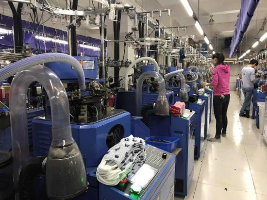 浙江诸暨，天天特卖改造后的数字化袜业工厂