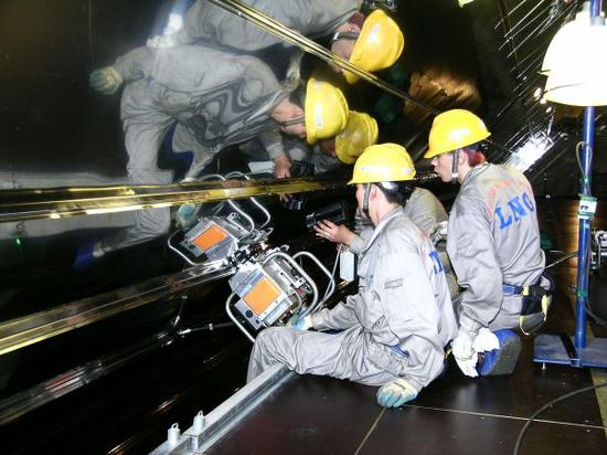 资料图片：中国船舶工业集团公司施工人员在大型LNG船液货舱进行殷瓦钢焊接操作。（新华社）