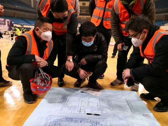 中国一冶党员突击队第一时间在“方舱医院”展开实地测量