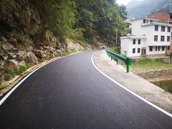 修缮后的村路