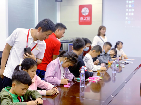 图：小朋友们在活动后温暖留言