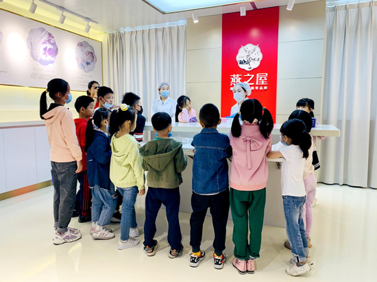  图：小朋友们听讲师讲解食品安全及燕窝知识