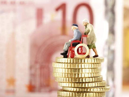 老人冒雨用现金交医保被拒 国办：任何单位和个人不得拒收现金