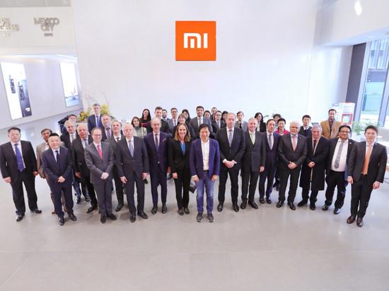 雷军：14个国家大使参观了小米之家和小米实验室
