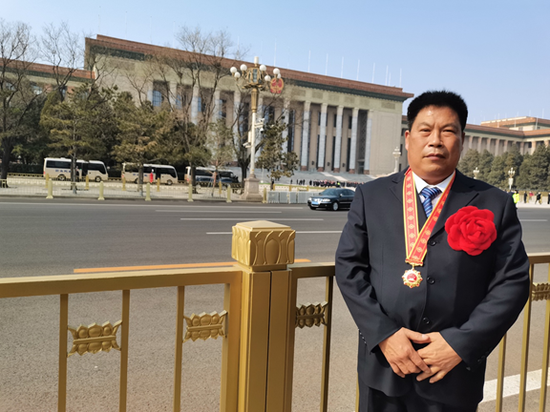 脱贫致富的领路人 60后村支书获评“全国脱贫攻坚先进个人”