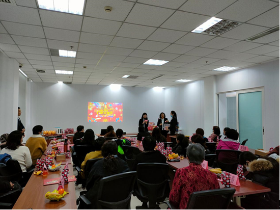 中国民生银行任丘支行 开展“寻芳闻香·美丽人生”插花活动