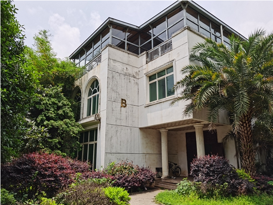图为邓寄鹏在高安市八景镇受贿地块上兴建的"好运山庄"中的一幢别墅.