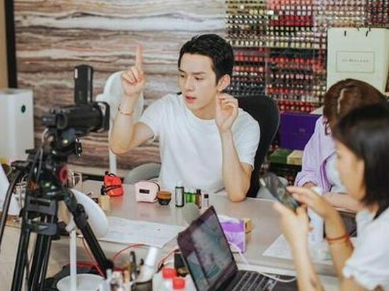 网络流传一张李佳琦补税截图，美腕回应：谣言，我们老实本分