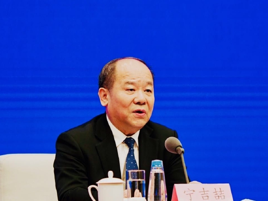 国家发改委原副主任宁吉喆：发展实体经济成为世界发展的新特征