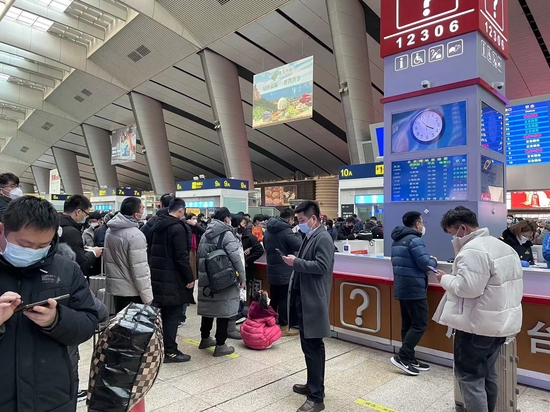 北京南站候车室咨询台处 图源:时代周报记者摄