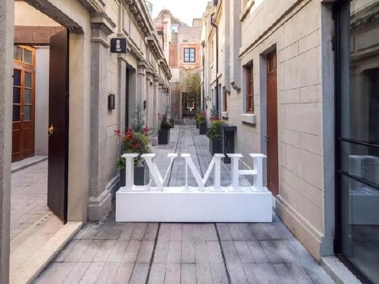宏观经济不利仍超预期猛增！LVMH创年度业绩新高，开年中国业务明显好转