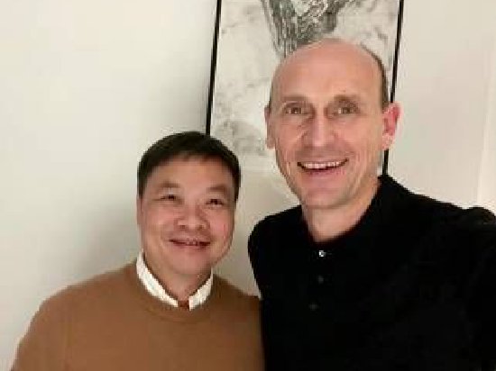 何小鹏分享与大众中国CEO合影：这照片拍了好久了，今天官宣