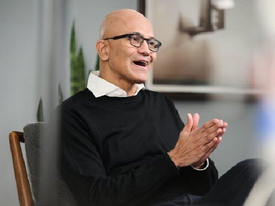 微软OpenAI掌门人对谈 纳德拉：AI是互联网一般的巨浪