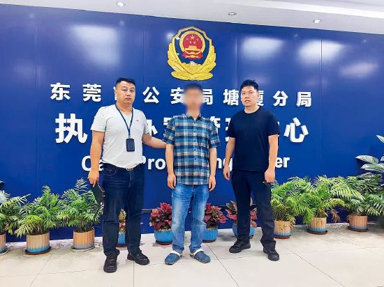 东莞警方抓获骗贷团伙“操盘手”郑某。据悉，该团伙通过长期控制“猪仔”，先后向借款机构骗取房贷、车贷、装修贷、企业经营贷、信用贷，相比一般的骗贷团伙，这类团伙是操作更为复杂的“升级版”。图/受访者提供