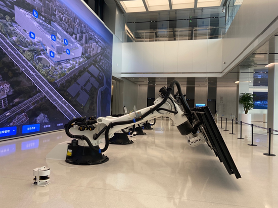 A楼大堂处放置了四台机械臂