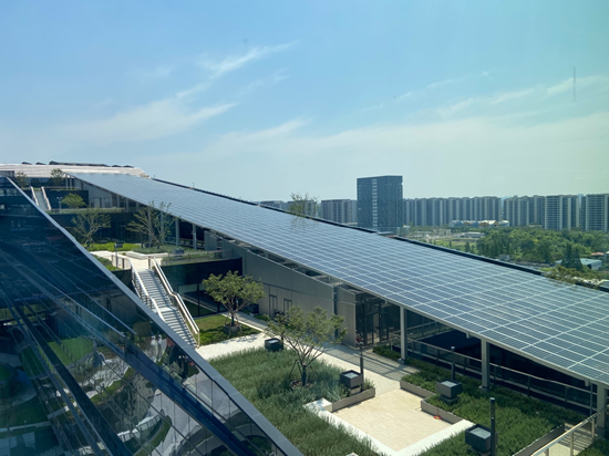 建筑顶层铺设的光伏板