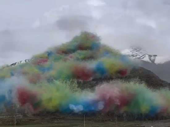 ESG观察|始祖鸟烟花秀“炫技”翻车，安踏的环保承诺受到信任考验