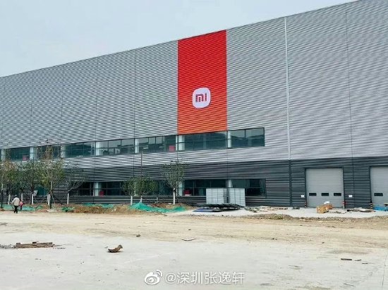 小米SU7碰撞后起火，多人施救打不开车门