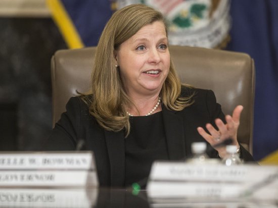 美联储监管大缩编：鲍曼宣布30%裁员计划，华尔街喜迎监管松