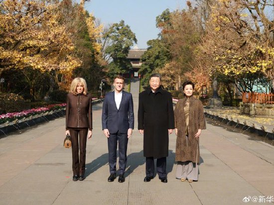 习近平同法国总统马克龙在成都进行友好交流