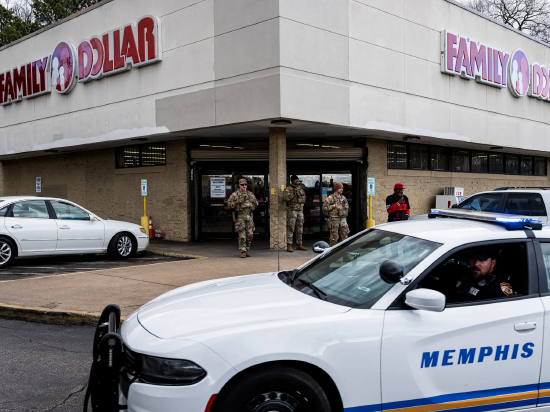 今年 1 月初，身着迷彩服的国民警卫队士兵在商店和餐馆外巡逻。即便在一月的寒冷时节，市内几条主要商业街也显得比往常冷清。