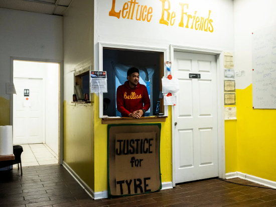 罗布・布朗是橙丘社区 “大三明治小店” 的店主，联邦特别工作组进驻初期，他的生意曾一度惨淡。