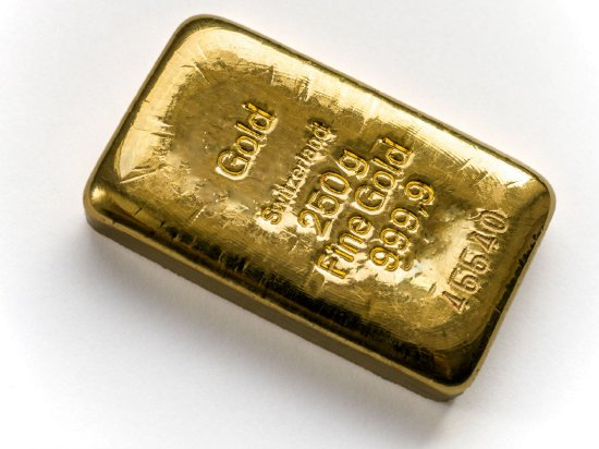 金价在5,000美元上方保持上涨 “贬值交易”卷土重来