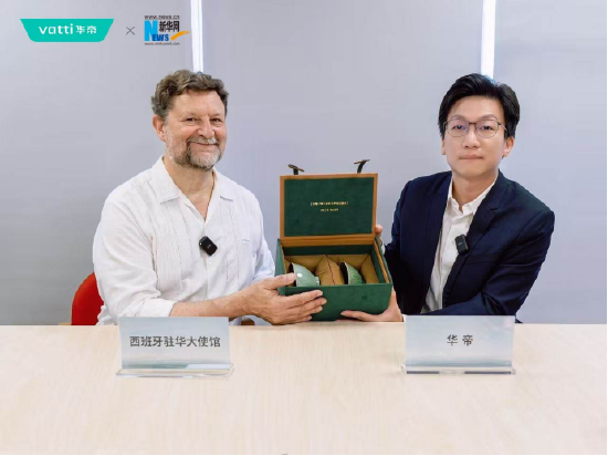 华帝股份首席营销官（CMO）潘叶钊（右）向西班牙驻华大使馆公使衔参赞兼总领事布依特拉格（左）赠送青瓷藏品