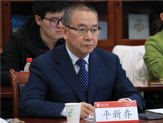 北京大学经济学院学术委员会主席，教授平新乔