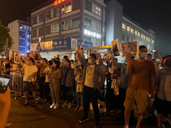 5（月）6日晚，多個小區居民聚集在長沙比亞迪2（號）門前表達訴求。