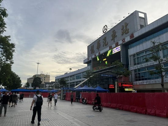 （龙华汽车站 财联社记者王碧微摄）