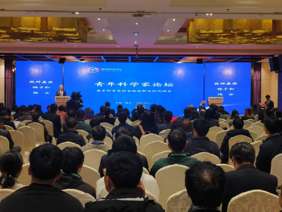中国科学院院士饶子和在青年科学家论坛上致辞(12月6日摄)。
