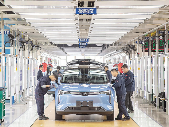 4月14日，威马汽车黄冈基地总装车间，工人在生产线检测即将出厂的新车。 （湖北日报全媒记者 魏铼 通讯员 汪秀玲 肖复苏 摄）