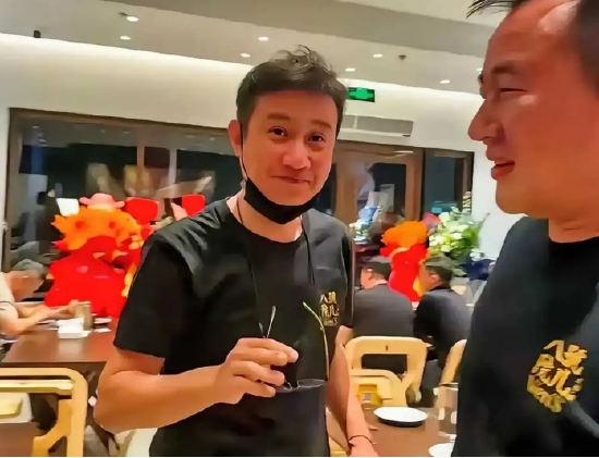 “全是直播蹭流量的顾客！” 演员文章面馆成打卡地：有人凌晨排队，黄牛炒至500元，商标注册遭驳回？