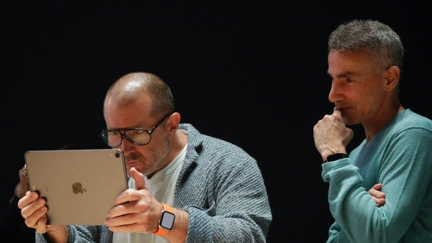 苹果前首席设计师乔纳森•艾维（左）和硬件工程高级副总裁丹•里奇奥（右）
