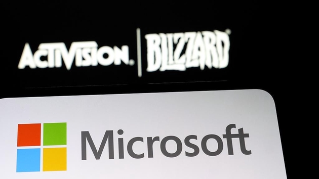 屏幕上出现的微软公司和美国动视暴雪公司的标识。