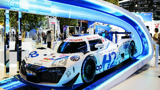 11月5日在第四届进博会汽车展区拍摄的米其林新能源赛车。（新华社图）