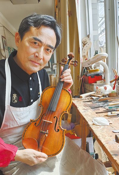 制琴师吕官宝展示雕花琴.   吕逸菲摄(影像中国)