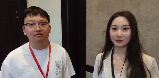 新浪财经现场专访,左侧为19岁投资者,右侧为主持人江江